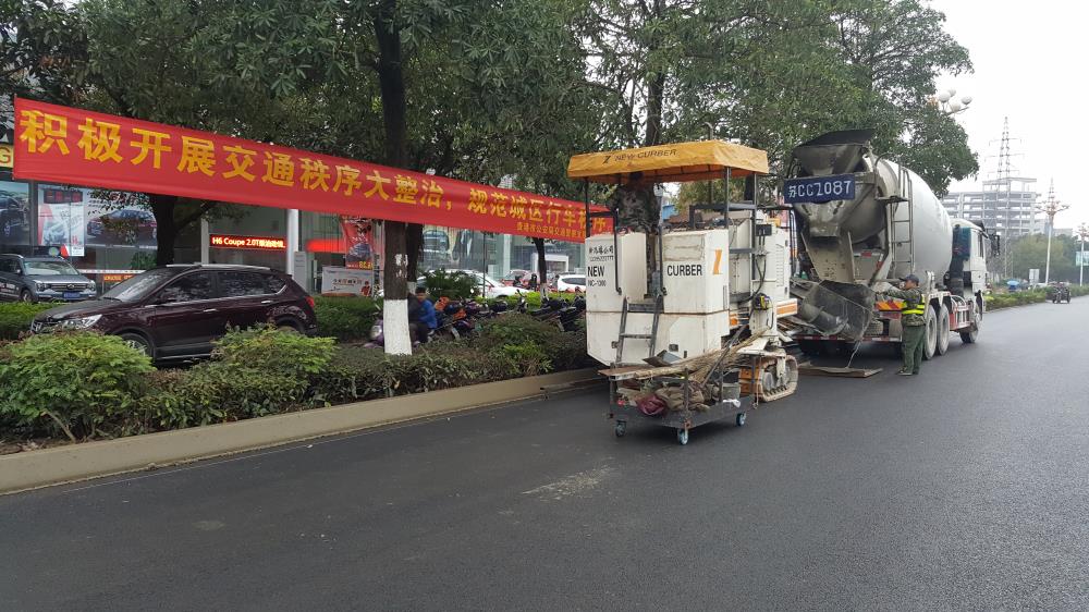 為什么說路緣石滑模機(jī)是混凝土滑模攤鋪的好幫手呢？