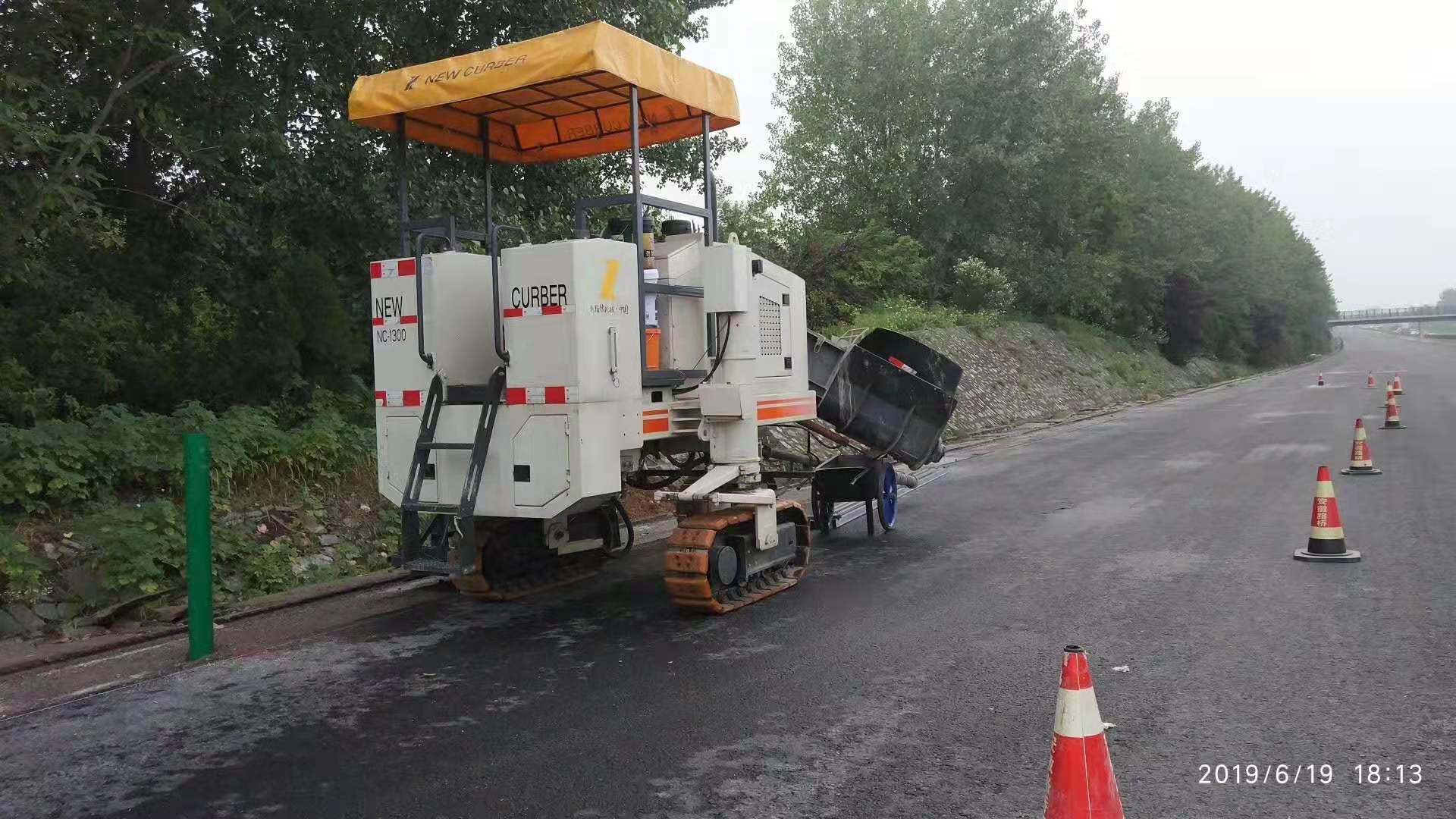 路緣石滑模機(jī)技術(shù)正在不斷創(chuàng)新，從而提高施工質(zhì)量及效率