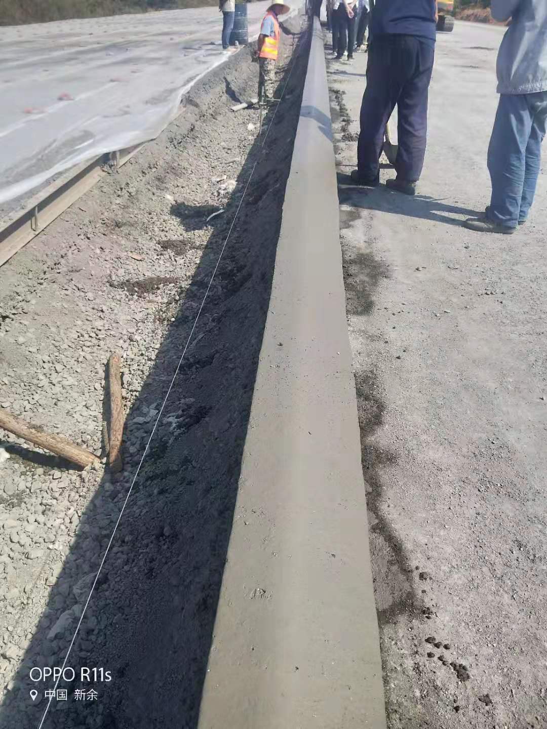 水泥混凝土路緣石滑模機實用嗎？