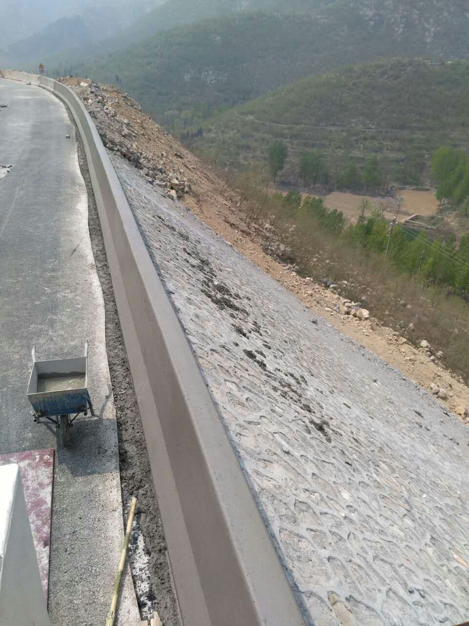 無論何種工況，路緣石滑模機(jī)都能完美運(yùn)行