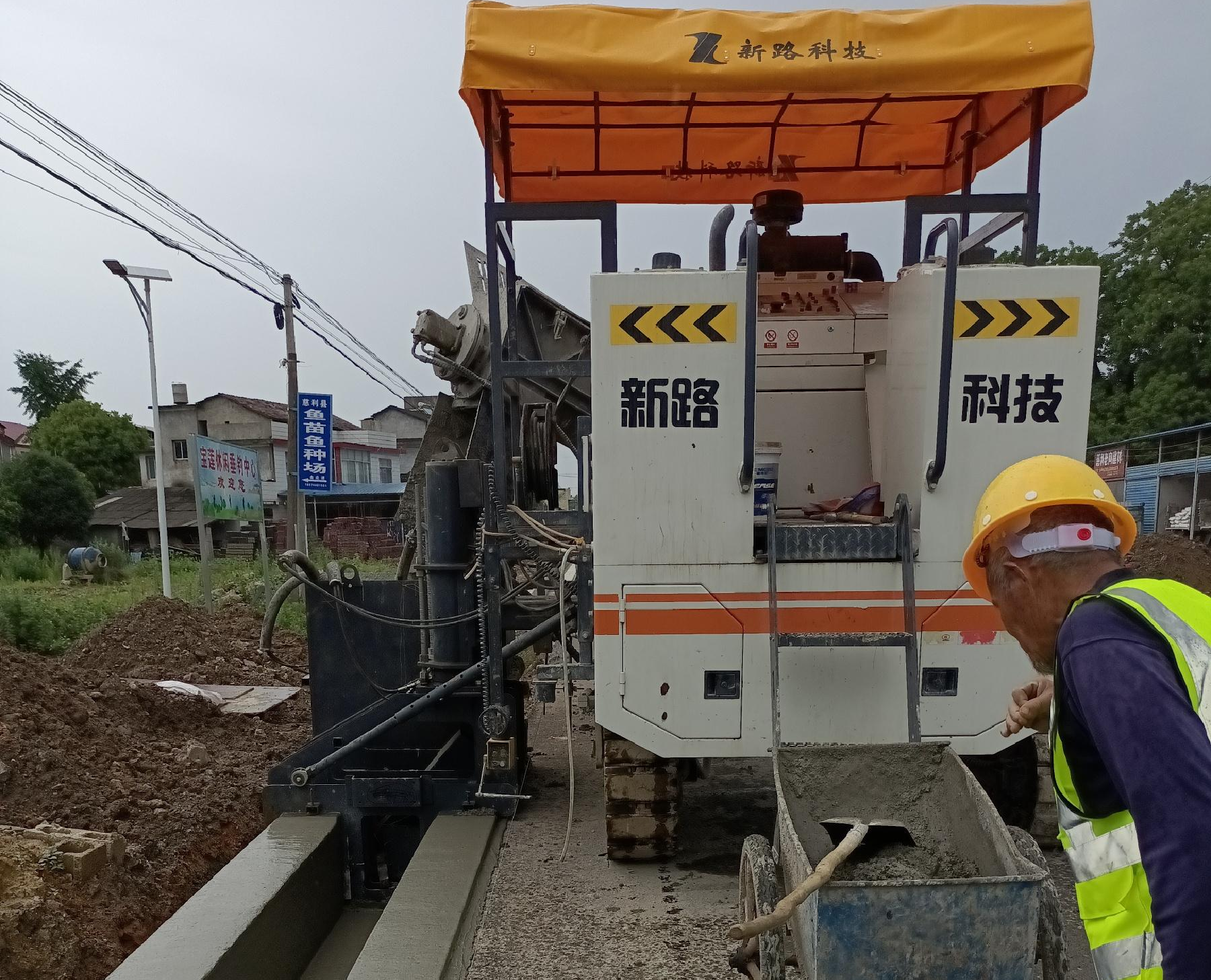 G353慈利至張家界城區(qū)公路排水溝滑模一次性成型，滑模施工效率高